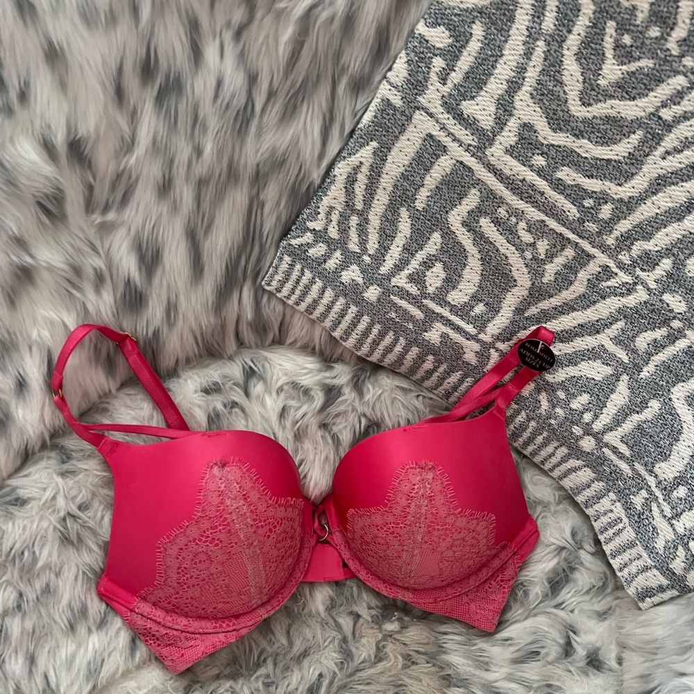 Victoria’s Secret bombshell bra